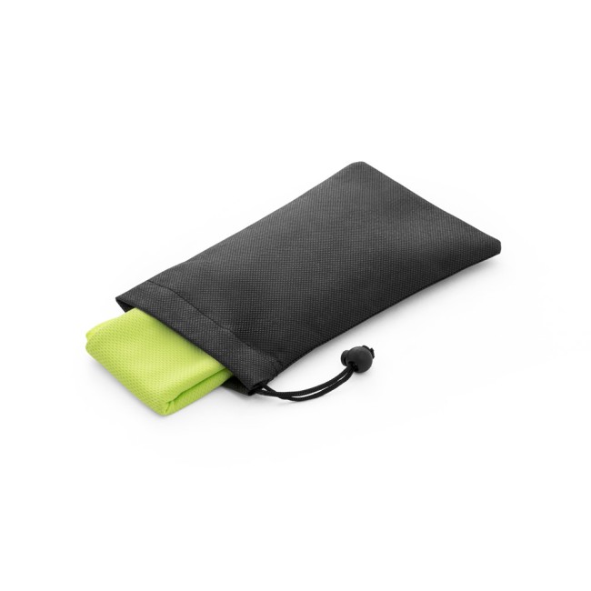 Toalha esportiva refrescante em poliéster 100% reciclado com bolsa em non-woven brinde