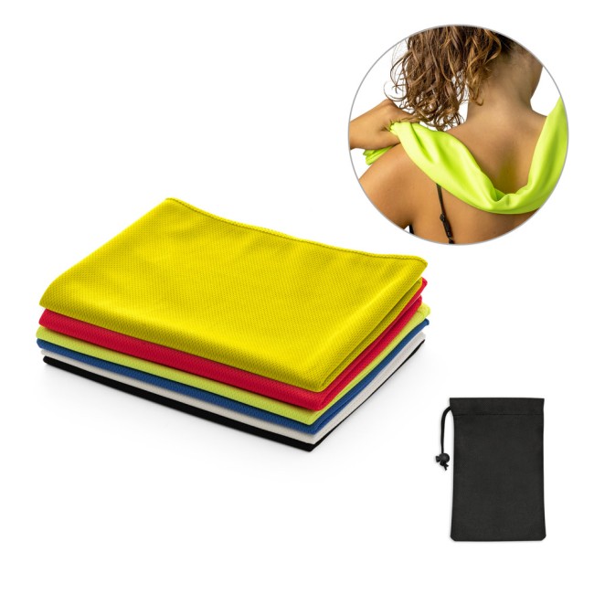 Toalha esportiva refrescante em poliéster 100% reciclado com bolsa em non-woven brinde